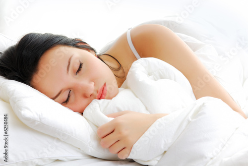 Foto: Beautiful woman lying and sleep on the snowy bed Beautiful woman lying and sleep on the snowy bed