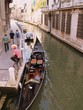 venise,gondolier attendant des passagers