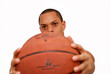 homme tendant un ballon de basket