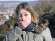 Hand vor dem Mund