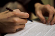 Foto: mains en train d'écrire et de signer sur une feuille de contrat mains en train d'écrire et de signer sur une feuille de contrat