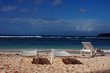transats et chaises sur la plage