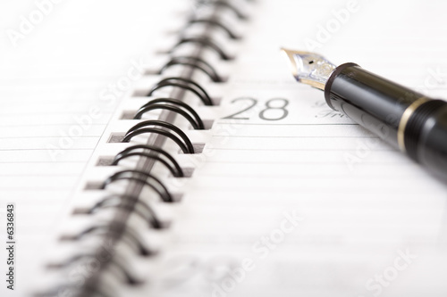 Foto: an expensive pen on an agenda 2 an expensive pen on an agenda 2