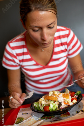 Photo: Frau isst Salat Frau isst Salat