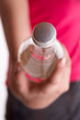 Frau haelt Wasserflasche