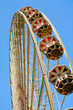 Grande Roue de manège sur ciel bleu