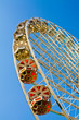 Grande Roue de manège sur ciel bleu