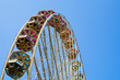 Grande Roue de manège sur ciel bleu