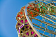 Grande Roue de manège sur ciel bleu