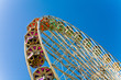 Grande Roue de manège sur ciel bleu