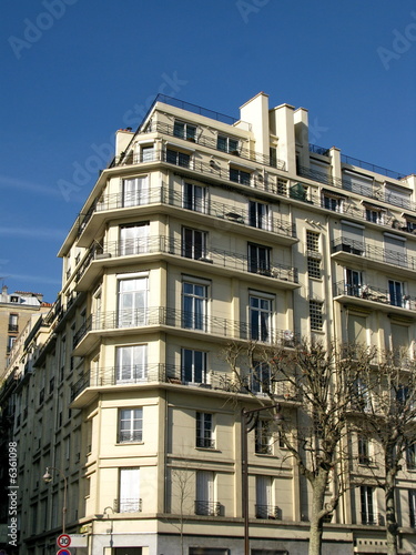 Photo: Façade d'immeuble moderne avec balcons, paris. Façade d'immeuble moderne avec balcons, paris.