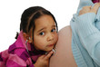 Fille écoutant le ventre de sa maman enceinte