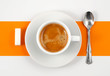 Café crème sur fond orange et blanc. 