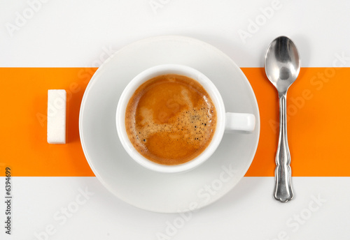Café crème sur fond orange et blanc. 