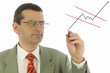 Homme dessine au tableau une progression du cac 40