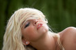 junges blondes Aktmodel
