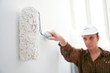 Femme faisant de la peinture dans appartement