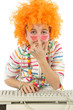 Jeune fille déguisé avec perruque et lunette