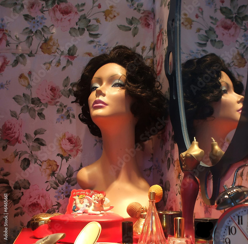 Foto: Retro Still Life of Mannequin with Wig on Vanity in Bedroom Retro Still Life of Mannequin with Wig on Vanity in Bedroom