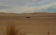 Pick-up roulant devant les dunes de l'erg Admer