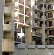 Facade d'immeuble moderne en béton au soleil. Paris. Facade d'immeuble moderne en béton au soleil. Paris.