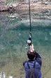 pescatore lancia l'esca