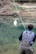 pescatore controlla il lancio