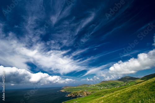 Photo : Paysage de bord de mer en Irlande avec ciel nuageux
