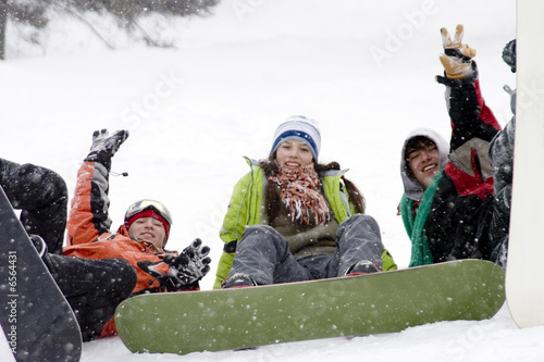 Foto: Group of sports teenagers snowborders in mountains in snow Group of sports teenagers snowborders in mountains in snow