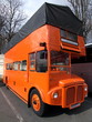 Autocar orange avec toit baché noir. Autocar orange avec toit baché noir.
