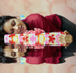 ragazza con regalo riflessi nell'acqua
