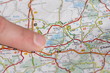 doigt sur une carte