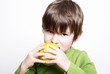 kind mit apfel 2