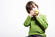 kind mit apfel 3