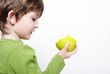 kind mit apfel 8