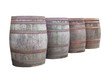 Eine Sammlung von vier alten Bierfässern.