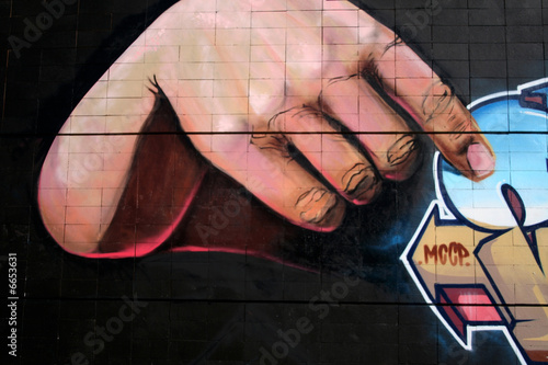 Foto: mano señalando en graffiti mano señalando en graffiti