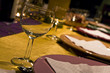 verres et assiettes bien alignées sur table de soirée de fête