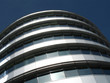 Immeuble de bureaux rond en verre et aluminium Immeuble de bureaux rond en verre et aluminium