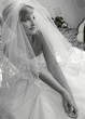 Photo en ligne au meilleur prix Thoughtful bride in white wedding dress