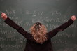 Etudiante qui a résolu un problème au tableau