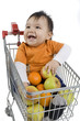 Baby im Einkaufswagen