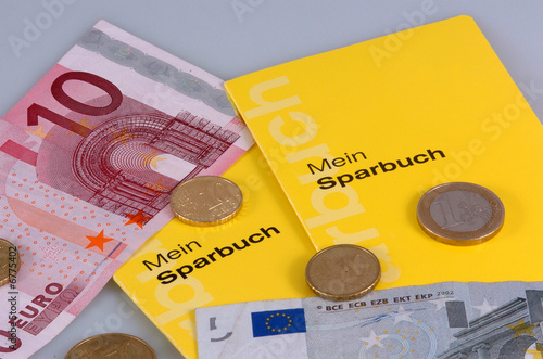 Foto: Sparbuecher mit Euromuenzen und Banknoten Sparbuecher mit Euromuenzen und Banknoten