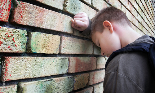 Foto: upset boy against a wall upset boy against a wall