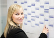 Belle femme blonde dynamique et calendrier