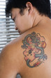 Foto: View of a tattoo on a man's back. View of a tattoo on a man's back.