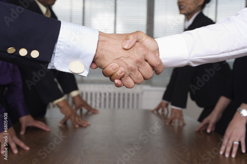 Foto: Close up of shaking hands. Close up of shaking hands.
