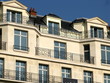 Façade blanche géométrique avec balcons, Paris, France Façade blanche géométrique avec balcons, Paris, France