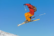 Skier sur ciel bleu