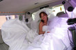 Photo en ligne au meilleur prix Smiling bride in wedding car limo